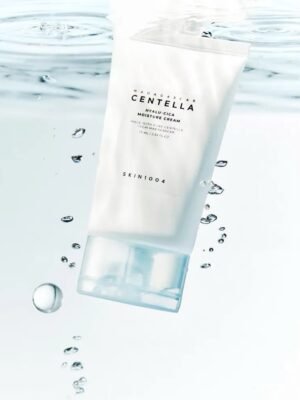 كريم (Hyalu-Cica) من SKIN1004 هو مرطب خفيفl لكل انواع البشره